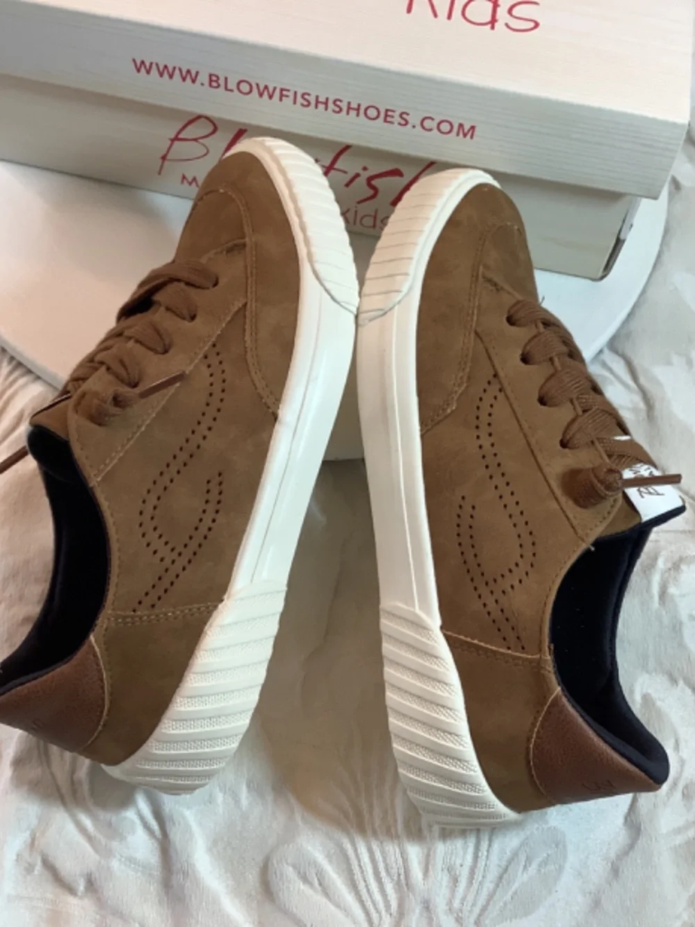NWT Blowfish Malibu Kids Windsurf brown tan sneaker slip on Leather unisex sz.4